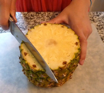 Photo of how to cut a pineapple / www.super-seafood-recipes.com