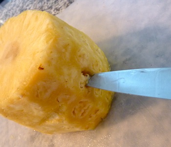 Photo of how to prepare ripe pineapple / www.super-seafood-recipes.com