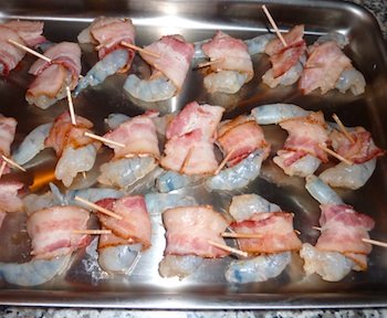 Photo of shrimp wrapped in bacon ready to bake / www.super-seafood-recipes.com