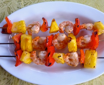 Picture of shrimp kabobs with pineapple and red pepper / www.super-seafood-recipes.com