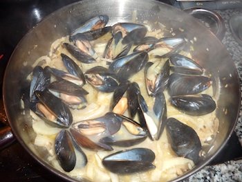 Photo of Prince Edward Island mussels that have just opened after being steamed for 3 minutes / www.super-seafood-recipes.com