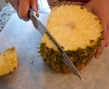 Picture of how to cut a fresh pineapple / www.super-seafood-recipes.com