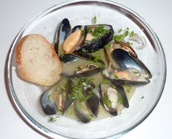 Photo of mussel being cleaned with a brush / www.super-seafood-recipes.com